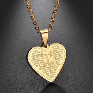Collier pendentif cœur doré avec prière biblique et croix gravées sur fond noir mat