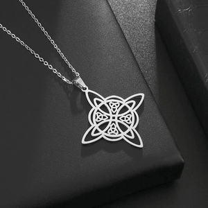Poliertes Edelstahl Celtic Knot Anhänger Halskette auf schwarzer Displaybox