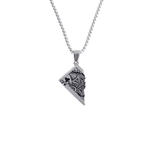 Collier pendentif Reine de Trèfle argenté minimaliste avec portrait hip-hop gravé en détail