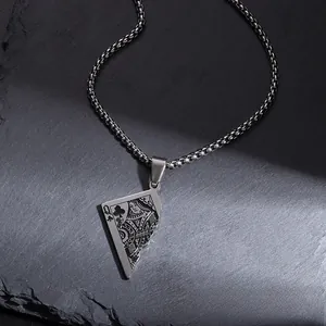 Pendentif punk carte reine de trèfle détaillé sur une chaîne box en acier gris