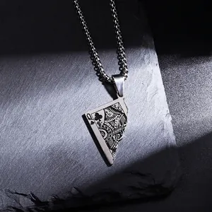 Collier vintage en acier inoxydable avec pendentif Reine de Trèfle et chaîne à mailles