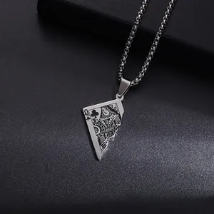 Détail du pendentif dame de trèfle vintage sur une chaîne à mailles carrées