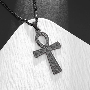 Collana croce Ankh nero opaco con geroglifici egizi su supporto bianco strutturato