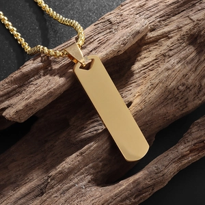 Collar de acero inoxidable dorado con colgante rectangular y acabado de espejo pulido