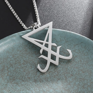Pendentif sceau de Lucifer en argent poli avec chaîne à mailles carrées sur céramique