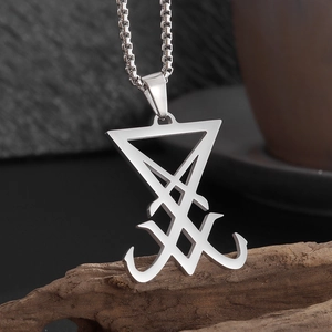 Vue macro du pendentif Sceau de Lucifer en acier inoxydable argenté sur fond de bois