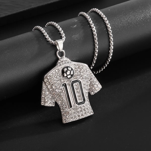 Détail macro du pendentif maillot de foot numéro 10 avec cristaux et chaîne box