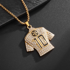 Collier avec pendentif maillot de foot numéro 10 doré serti de cristaux blancs