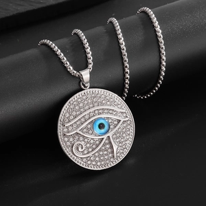 Pendentif œil d'Horus argenté avec zircons et centre bleu sur une chaîne maille vénitienne