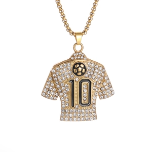 Vue détaillée du pendentif maillot de foot numéro 10 doré serti de faux diamants