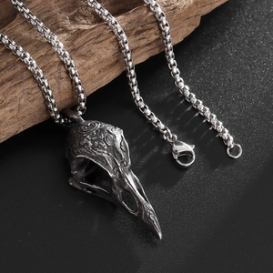 Collier pendentif crâne de corbeau Viking nordique en acier inoxydable vintage et chaîne