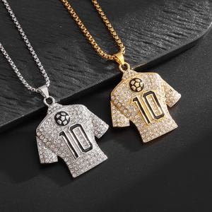 Détails des pendentifs maillot de foot numéro 10 en or et argent sertis de cristaux brillants