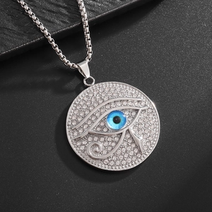 Détail macro du pendentif Œil d'Horus argenté avec pupille bleue et sertissage de strass
