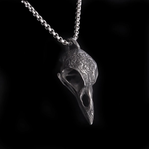 Vue détaillée du pendentif crâne de corbeau viking avec motifs gravés vintage