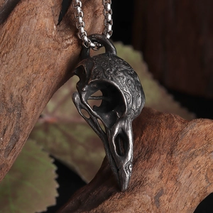 Gros plan détaillé du pendentif crâne de corbeau viking avec des motifs gravés anciens