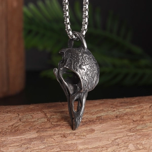 Collier Pendentif Crâne de Corbeau Viking Nordique en Alliage Rétro Tête de Corbeau Sculptée Bijoux Gothic Punk Hip Hop pour Hommes Femmes