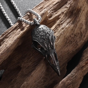 Pendentif crâne de corbeau Viking en acier inoxydable rétro avec gravures pour hommes