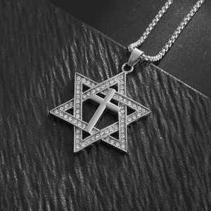 Dettaglio della collana esagramma d'argento con croce di strass su pelle nera