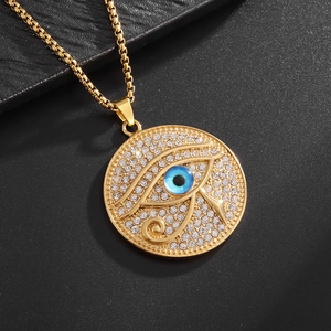 Pendentif œil d'Horus plaqué or avec cristal bleu et strass sur collier