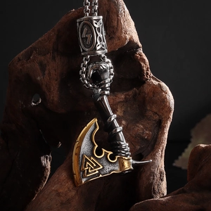 Collar de hacha vikinga con símbolo Valknut y runas sobre fondo de madera rústica