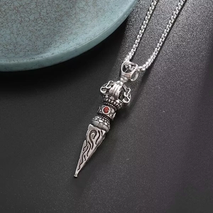 Collier pendentif Vajra Phurba vintage pour homme avec pierre rouge et chaîne à mailles carrées
