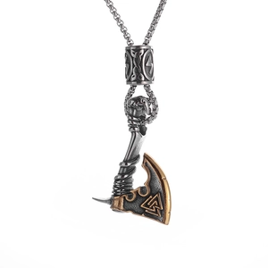 Collar con colgante de hacha vikinga con hoja dorada y símbolo Valknut en acero