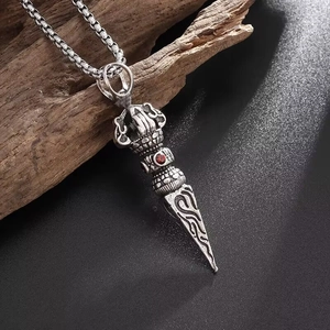 Collier avec pendentif Vajra en argent antique et pierre de zircon rouge rétro