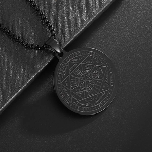 Collier médaille sceau des archanges en acier noir avec gravures de runes mystiques