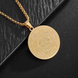 Détail du pendentif talisman des Sept Archanges en acier inoxydable doré avec gravure
