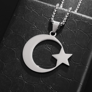 Collier avec pendentif lune et étoile en acier inoxydable poli sur fond en cuir noir