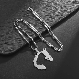 Détail du pendentif cheval argenté avec chaîne maille vénitienne épaisse et fermoir mousqueton