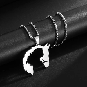Collier vintage en acier inoxydable avec pendentif tête de cheval et profil de fille