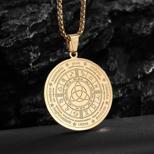 Makroaufnahme der Gold-Edelstahl-Tierkreis-Halskette mit Triquetra und Rad des Jahres Symbol