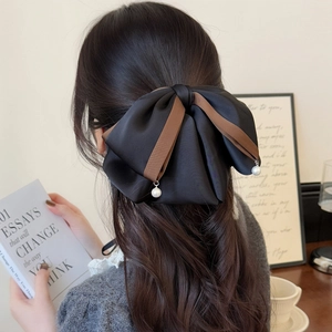 Grande pince à cheveux en satin noir avec bordure marron et breloques en perles