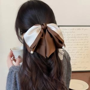 Barrette à nœud élégante en satin bicolore crème et marron avec breloques perles