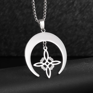 Detail des Keltischen Knoten Mondanhängers an einer quadratischen Kette auf Leder