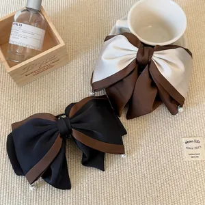 Pince à cheveux élégante en satin avec perles et design bicolore contrasté
