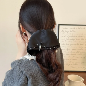 Eleganter französischer schwarzer Satin-Haarclip mit Perle und Polka-Dot-Schleifenakzent