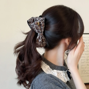Barrette banane élégante à motif léopard avec nœud pour femmes sur cheveux longs