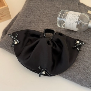 Eleganter Haarklammer aus schwarzem Satin mit Perlenanhängern und Punktmuster