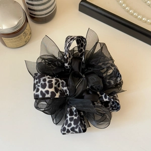 Détail du chouchou avec ruban léopard et organza noir avec des perles élégantes