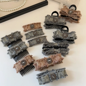 Dettaglio di fermagli per capelli in tweed con grandi strass quadrati in stile retrò