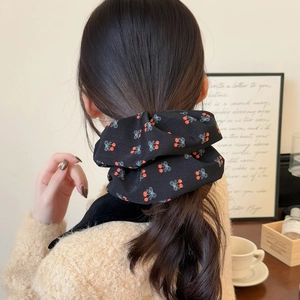 Elegante elastico per capelli in chiffon nero con stampa di ciliegie e fiori