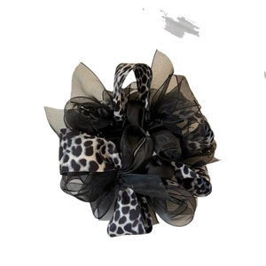 Chouchou élégant avec ruban imprimé léopard et organza noir au design multicouche