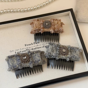 Set di tre pettini per capelli in tweed con fiocchi e fibbie in cristallo in un vassoio