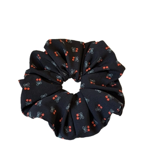 Elegante elastico nero con stampa ciliegie e fiocchi blu per acconciature