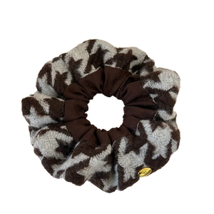 Chic houndstitch knitted scrunchie with soft knit fabric and gold metal label