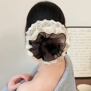 Scrunchie gigante a strati in pizzo beige con fantasia a quadretti e pois marroni
