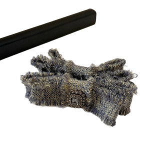 Elegante fermaglio a banana in tweed con cristallo grigio e dettagli sfrangiati