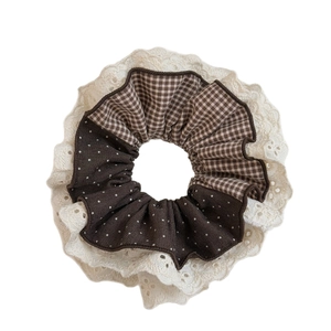 Elastico scrunchie retrò a quadri marroni con pizzo crema per capelli eleganti